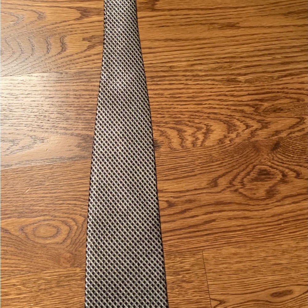 Vencenzo Italian Design silk necktie. Black, Gray, and Silver color pattern.